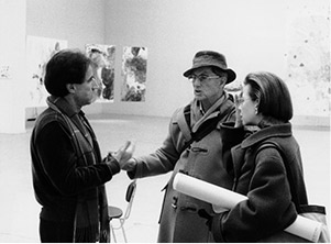 Edelbert Köb (damals Präsident der Secession), Max und Yvonne Weiler in der Wiener Secession, nach der Hängung der  Ausstellung, Januar 1988