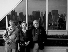 Max Weiler, Yvonne Weiler und Otto Breicha auf dem Dach  des Metropolitan Museum in New York, 1990