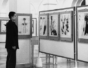 Max Weiler in seiner Ausstellung «Arbeiten auf Papier von 1931–1978» in der Graphischen Sammlung Albertina, Wien 1978