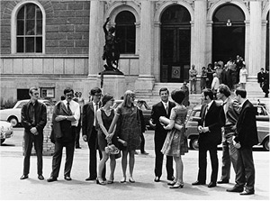 Max Weiler mit seinen Studenten anlässlich deren  Diplomverleihung vor der Akademie der bildenden Künste Wien, 1968